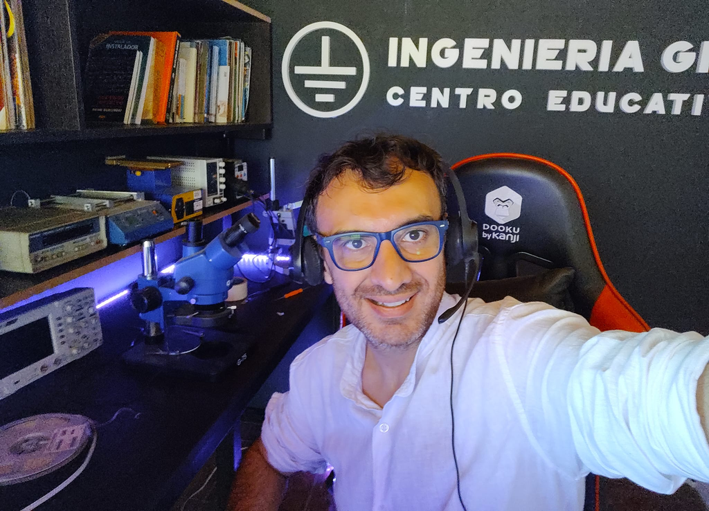 Docente en laboratorio de Ingeniería GND