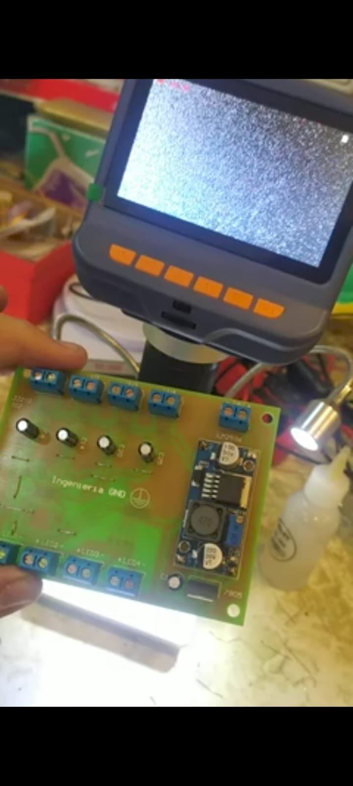 Inspección de placa electrónica con cámara